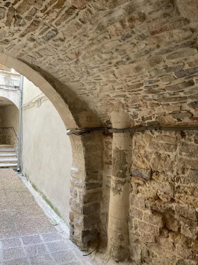 Place Aux Herbes Appartamento Nîmes Esterno foto